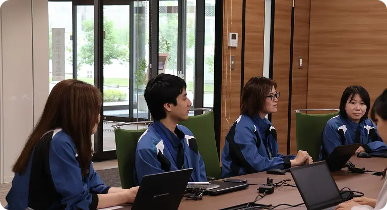 社内で打ち合わせをする様子