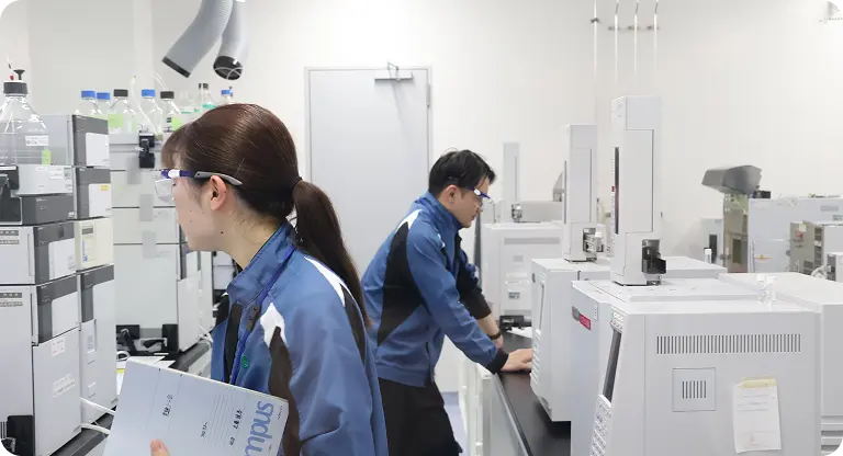 研究開発に取り組む社員