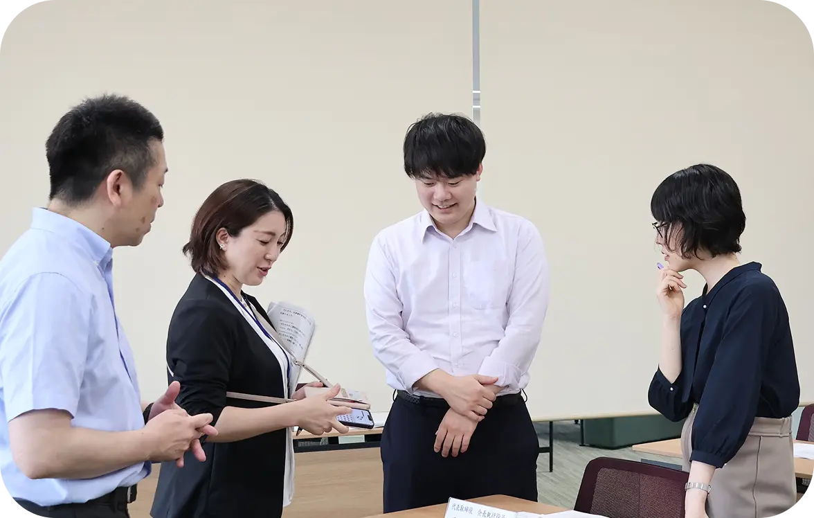 社員が打ち合わせをする様子