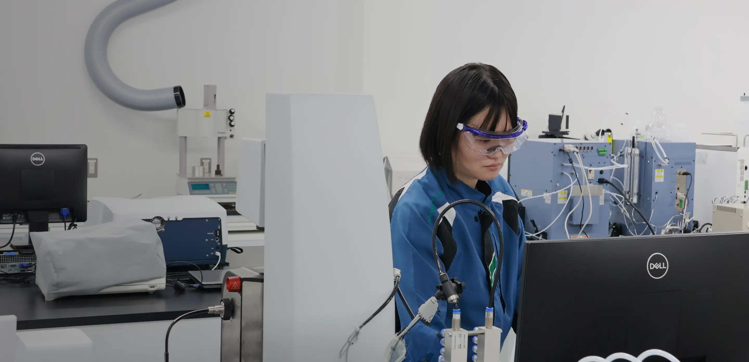 研究開発に取り組む社員